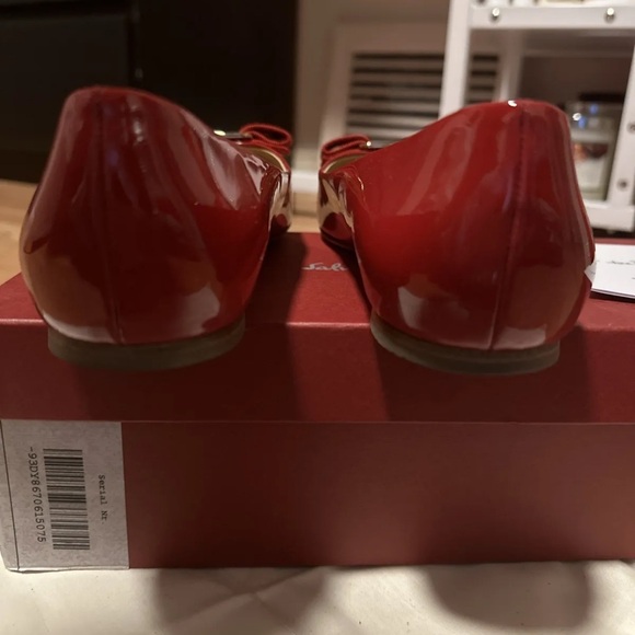 Authentic Salvatore Ferragamo Red Varina Patent Leather Ballet Flats Size 7.5B - Picture 3 of 8